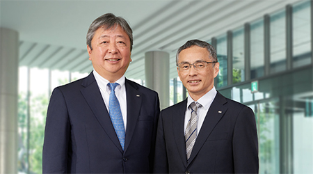 代表取締役会長 松元 豊、代表取締役社長 二井 裕之